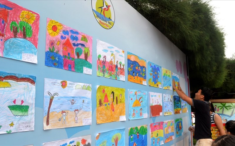 Sau khi hoàn thành, các tác phẩm được trưng bày ngay tại Công viên bờ biển để người dân và du khách tham quan. Ảnh: Châu Tường