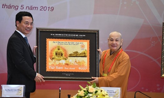 Bộ trưởng Bộ TTTT Nguyễn Mạnh Hùng và Hoà thượng Thích Thiện Nhơn, Chủ tịch Hội đồng trị sự Trung ương Giáo hội Phật giáo Việt Nam công bố mẫu tem chào mừng Đại lễ Vesak LHQ 2019.