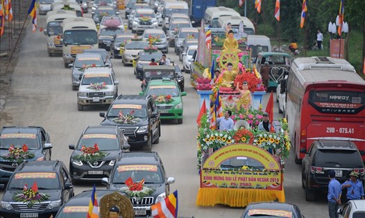 Hàng trăm ôtô tham gia sự kiện lễ rước hoa vào chiều 11.5 do Ban Trị sự Giáo hội Phật giáo tỉnh Hà Nam.