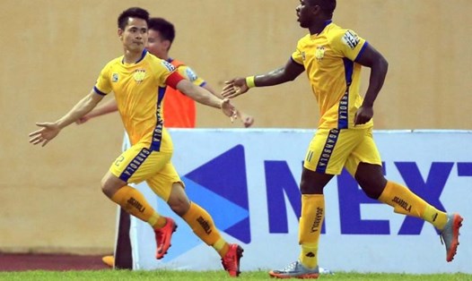Rimario tỏa sáng rực rỡ giúp CLB Thanh Hóa nhấn chìm Hà Nội ngay trên sân nhà với tỉ số 4-1. 