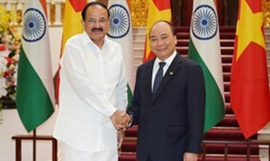 Thủ tướng Nguyễn Xuân Phúc và Phó Tổng thống - Chủ tịch Thượng viện Ấn Độ Venkaiah Naidu. Ảnh: VGP.