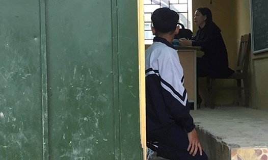 Đình chỉ cô giáo bắt học sinh quỳ trước lớp. 