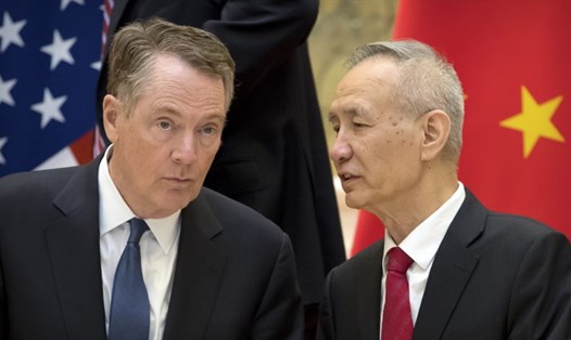 Phó Thủ tướng Trung Quốc Lưu Hạc (phải) trò chuyện với Đại diện Thương mại Mỹ Robert Lighthizer trong một cuộc họp ở Bắc Kinh. Ảnh: AP