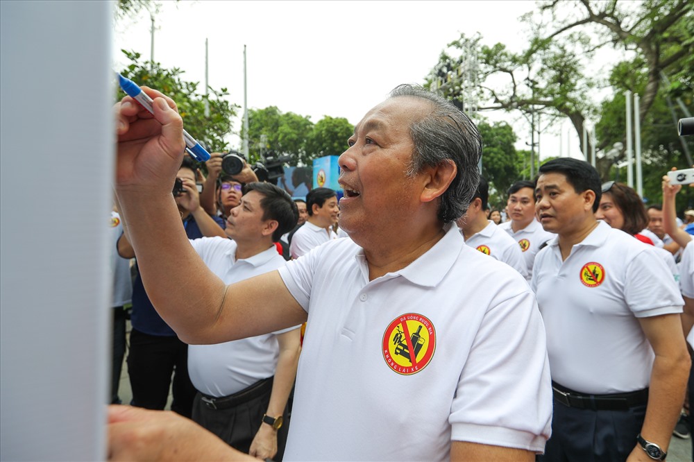 Mọi người cùng nhau ký và in dấu bàn tay thể hiện cam kết “Đã uống rượu bia - Không lái xe”.