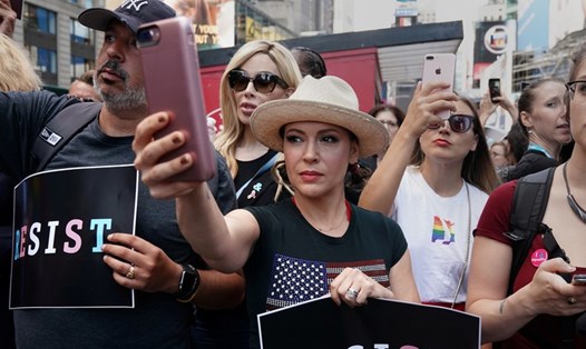 Alyssa Milano tham gia một cuộc biểu tình năm 2017. Ảnh: Reuters