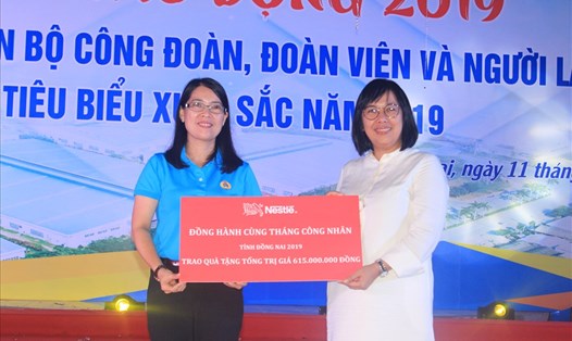 Bà Nguyễn Thị Như Ý - Chủ tịch LĐLĐ tỉnh Đồng Nai nhận biểu trưng quà cho CNLĐ