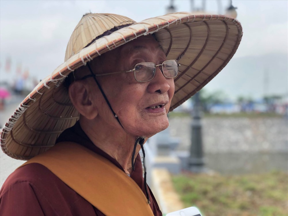 Nhà sư Thích Minh Thông (98 tuổi) đến dự Đại lễ Vesak với tâm nguyện mong cho quốc thái dân an, đất nước được bình yên, người dân được hạnh phúc. Ảnh: T.A