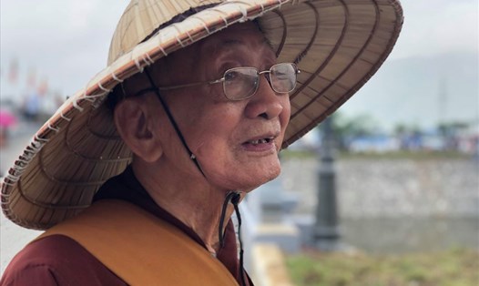 Nhà sư Thích Minh Thông (98 tuổi) đến dự Đại lễ Vesak với tâm nguyện mong cho quốc thái dân an, đất nước được bình yên, người dân được hạnh phúc. Ảnh: T.A