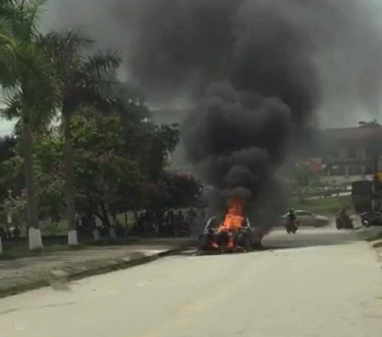 Chiếc xế hộp bị bốc cháy dữ dội