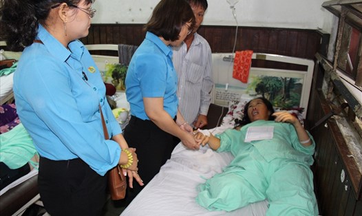 Lãnh đạo LĐLĐ tỉnh Long An thăm, hỗ trợ chị Nguyễn Thị Lan.