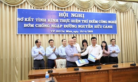 Gần 1 năm sau khi hợp đồng chính thức được ký, giá thuê dịch vụ chống ngập giữa TPHCM và Cty Quang Trung mới được chốt giá chính thức. Ảnh: Tư liệu/Trường Sơn