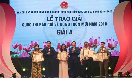 Phó Thủ tướng Vương Đình Huệ trao giải cho các cá nhân đoạt giải cao. Ảnh: Vũ Sinh.