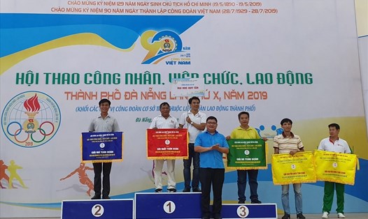 Trưởng ban Tổ chức Hội thao CNVCLĐ lần thứ X năm 2019 Trần Vũ Duy Mẫn trao Cờ toàn đoàn cho các đơn vị có thành tích xuất sắc tại Hội thao.