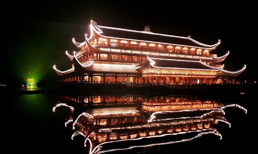 Ban đêm, chùa Tam Chúc khoác lên mình một vẻ đẹp lung linh, huyền ảo. 