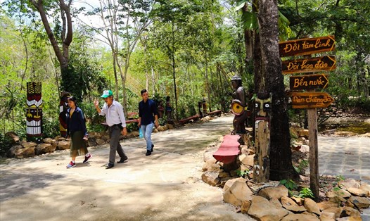 Khu bảo tồn lan rừng Troh Bư nằm trên đường tỉnh lộ 1A - đoạn vào khu du lịch Buôn Đôn.