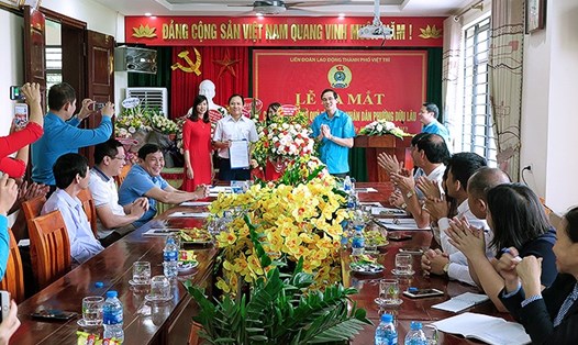 Đồng chí Nguyễn Hải – Tỉnh ủy viên, UV BCH Tổng LĐLĐ Việt Nam, Chủ tịch LĐLĐ tỉnh tặng hoa chúc mừng Công đoàn cơ sở.