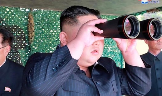 Nhà lãnh đạo Triều Tiên Kim Jong-un theo dõi vụ phóng tên lửa ở Triều Tiên hôm 9.5. Ảnh: KCNA. 