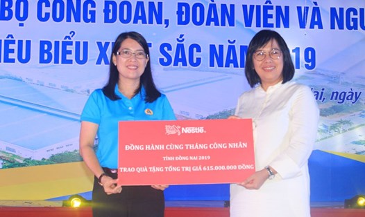 Bà Nguyễn Thị Như Ý - Chủ tịch LĐLĐ tỉnh Đồng Nai nhận biểu trưng quà cho CNLĐ. Ảnh: PV