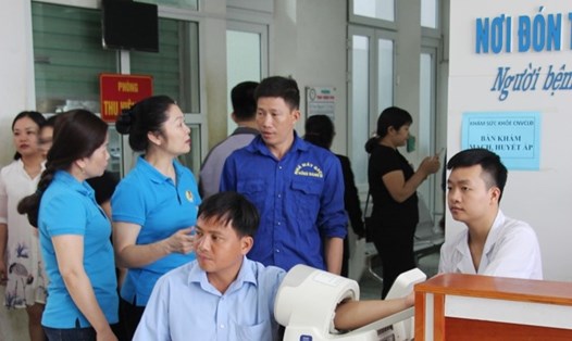 Công nhân huyện Chiêm Hóa được khám bệnh bằng máy móc hiện đại.
