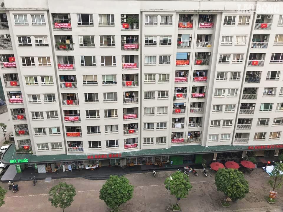 Người dân quanh công viên đã treo băng rôn phản đối dự án, phản đối kết quả lấy ý kiến cư dân. Ảnh: Phan Anh