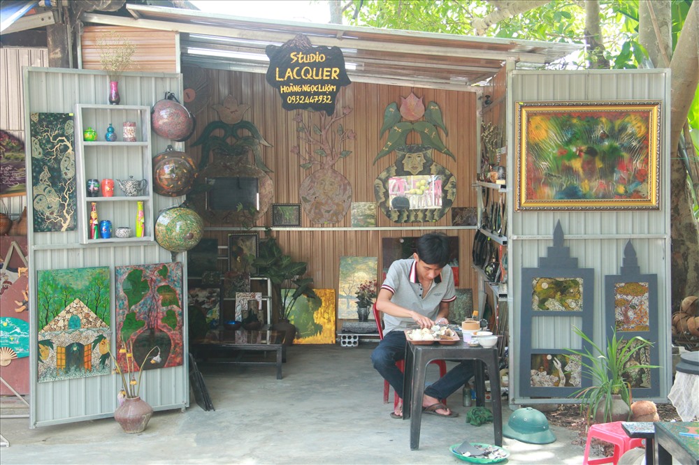 Studio tranh sơn mài của chàng họa sĩ trẻ tuổi Hoàng Ngọc Lượm (SN 1983, trú xã Thủy Bằng, TX. Hương Thủy, Thừa Thiên - Huế) thu hút sự quan tâm của nhiều du khách.