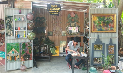 Studio tranh sơn mài của chàng họa sĩ trẻ tuổi Hoàng Ngọc Lượm (SN 1983, trú xã Thủy Bằng, TX. Hương Thủy, Thừa Thiên - Huế) thu hút sự quan tâm của nhiều du khách.