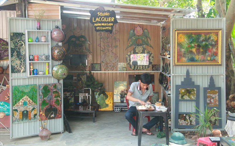 Studio tranh sơn mài của chàng họa sĩ trẻ tuổi Hoàng Ngọc Lượm (SN 1983, trú xã Thủy Bằng, TX. Hương Thủy, Thừa Thiên - Huế) thu hút sự quan tâm của nhiều du khách.