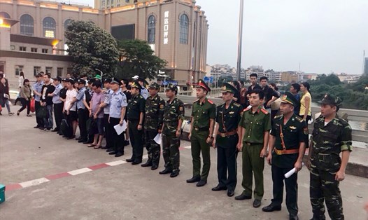 Các đối tượng phạm tội trốn nã sang Việt Nam bị bắt giữ bàn giao cho Công an phía Trung Quốc tại Cửa khẩu Móng Cái. Ảnh: CAQN