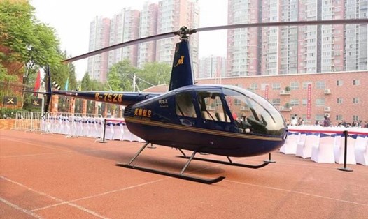 Trực thăng trong khuôn viên trường tiểu học ở Bắc Kinh. Ảnh: SCMP. 