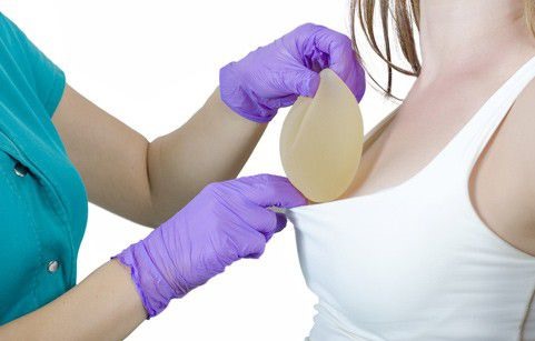 Thực hư việc nổ túi ngực khi đi máy bay, bác sĩ lý giải bất ngờ