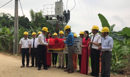 Phó Chủ tịch LĐLĐ tỉnh Cao Bằng Phạm Đức Khôi (phải) và GĐ Cty Điện lực Cao Bằng gắn biển công trình kỷ niệm 90 năm CĐVN và thành lập TCty Điện lực miền Bắc.