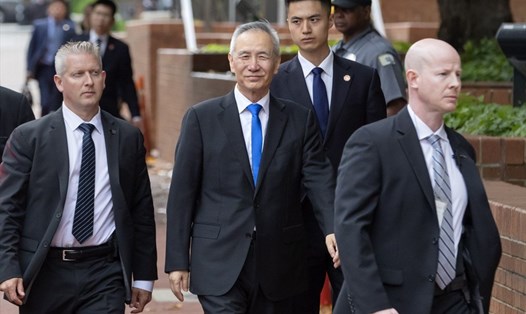 Phó Thủ tướng Trung Quốc Lưu Hạc (giữa) - trưởng đoàn đàm phán thương mại với Mỹ. Ảnh: EPA. 