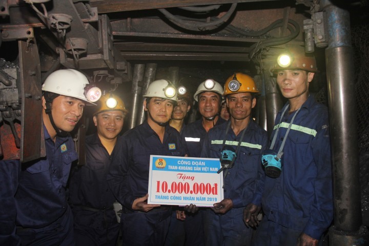 Đồng chí Lê Thanh Xuân – Chủ tịch Công đoàn TKV thăm, tặng quà CNLĐ Công ty than Hòn Gai.