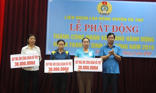 Đồng chí: Nguyễn Thái Dương – Phó chủ tịch LĐLĐ tỉnh trao kinh phí hỗ trợ nhà mái ấm công đoàn cho đoàn viên. 