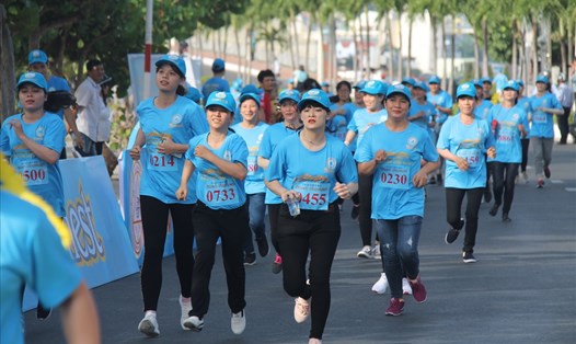 2.000 người lao động thuộc Công ty Yến sào Khánh Hòa chạy việt dã được xác lập là cuộc thi chạy đông nhất vào cùng thời điểm. Ảnh: PV