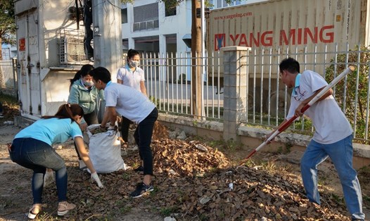 Đoàn viên, CN Cty Long Rich tham gia dọn vệ sinh quanh khuôn viên Cty. Ảnh: L.T