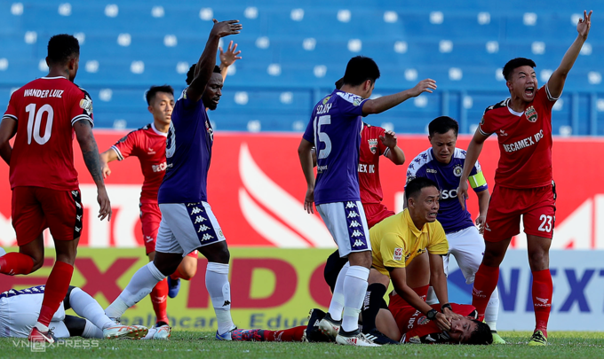 Trọng tài FIFA Ngô Duy Lân cứu cầu thủ của B. Bình Dương khỏi tự nuốt lưỡi trong trận đấu tại vòng 8 V.League 2019. Ảnh: Vnexpress.