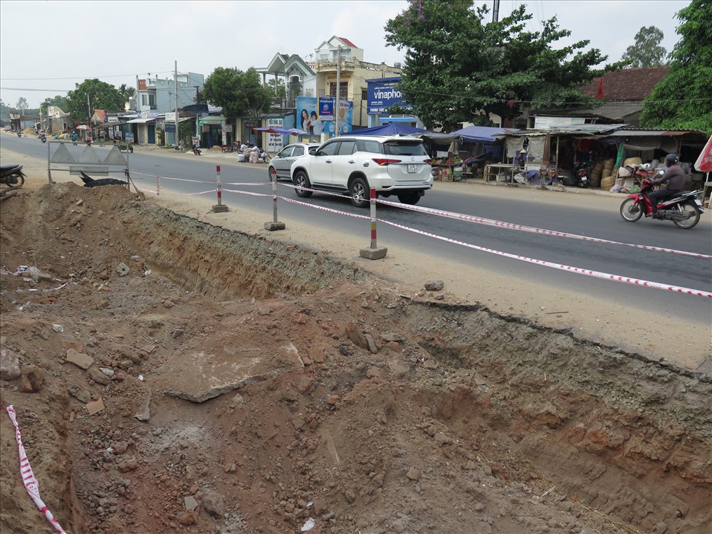 8 lần gia hạn, Quốc lộ 1A qua Quảng Ngãi vẫn ngổn ngang. Ảnh: P.V