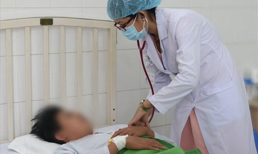 Bác sĩ thăm khám cho bệnh nhân bị sốt xuất huyết Dengua