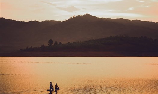 Tham quan lòng hồ Rào Quán là lựa chọn của các bạn trẻ. Ảnh: Kiều Duẩn