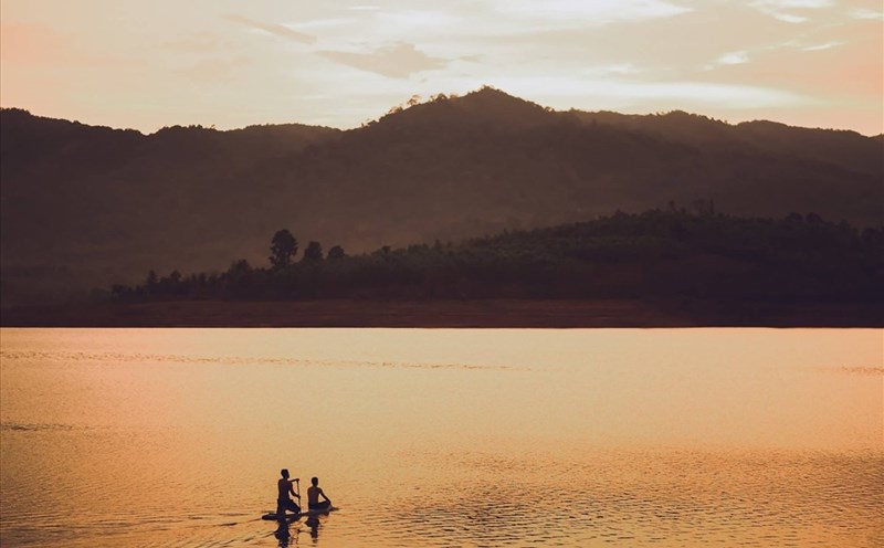 Tham quan lòng hồ Rào Quán là lựa chọn của các bạn trẻ. Ảnh: Kiều Duẩn