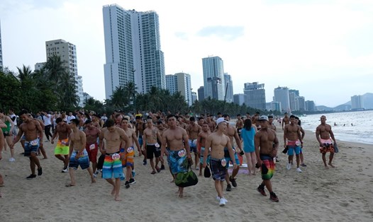 Các vận động viên diễu hành trên bãi biển. Ảnh: Đ.C