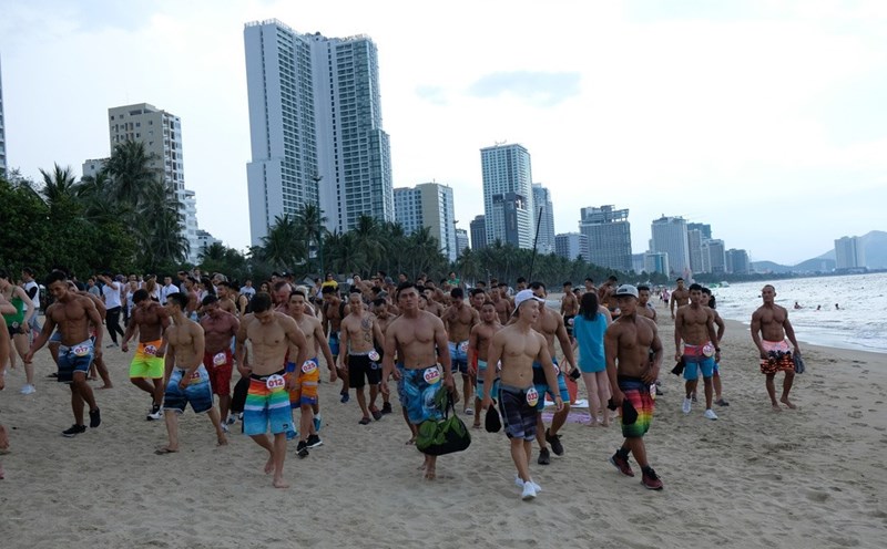 Các vận động viên diễu hành trên bãi biển. Ảnh: Đ.C