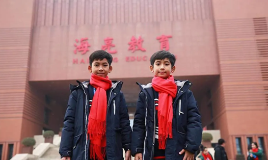 Thuch Salik (trái) được tài trợ sang Trung Quốc học. Ảnh: CNA.