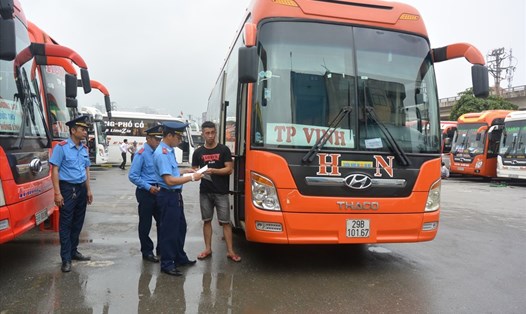 Lực lượng Thanh tra giao thông Hà Nội kiểm tra thiết bị giám sát hành trình một xe khách.