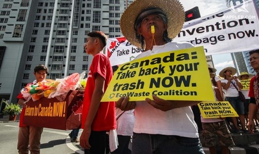Người biểu tình ở Philippines yêu cầu đưa rác thải trở lại Canada. Ảnh: Rappler.