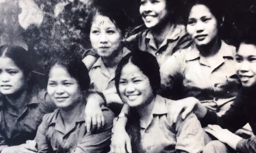 Những nữ chiến sĩ Trường Sơn vẫn nở nụ cười giữa muôn vàn gian khó. Ảnh chụp từ triển lãm