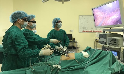 Các bác sĩ thực hiện ca phẫu thuật cho bệnh nhân