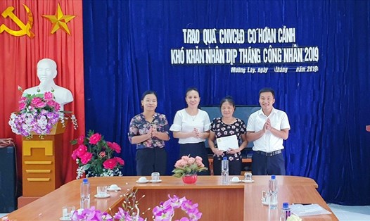 Điện Biên: LĐLĐ Mường Lay trao 8 suất quà cho CNVC dịp Tháng Công nhân