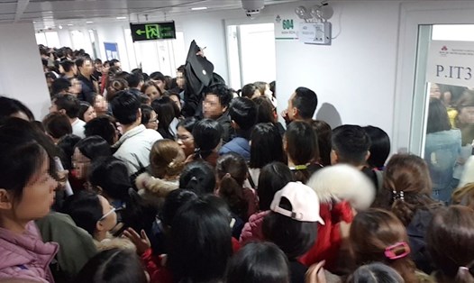 Cảnh đông đúc chờ vào thi chứng chỉ ngoại ngữ tại Trường Đại học Đông Đô.